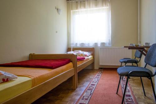 Un pat sau paturi într-o cameră la Hostel Kumrovec - Bed & Breakfast