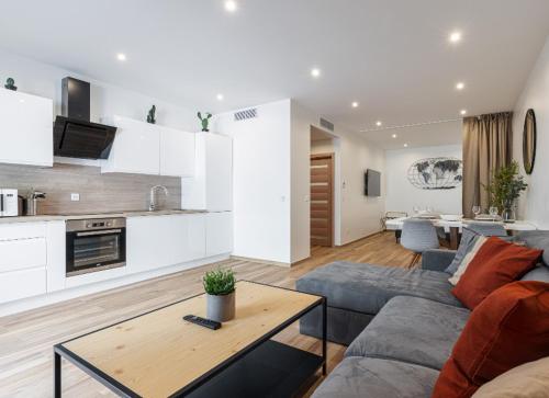 un salon avec un canapé et une table dans l'établissement LOFT à deux pas de la Mer avec terrasse n2, à Nice