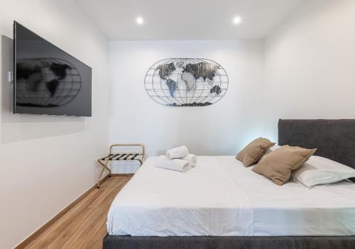 - une chambre avec un grand lit et deux miroirs dans l'établissement LOFT à deux pas de la Mer avec terrasse n2, à Nice