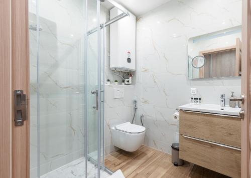 une salle de bain avec une douche, des toilettes et un lavabo dans l'établissement LOFT à deux pas de la Mer avec terrasse n2, à Nice