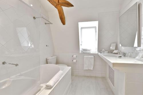 Ein Badezimmer in der Unterkunft La Chartreuse du Bignac - Teritoria