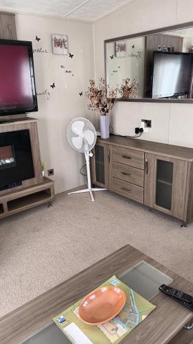 TV a/nebo společenská místnost v ubytování 3 Bedroom caravan St osyth beach holiday park with free WiFi and parking