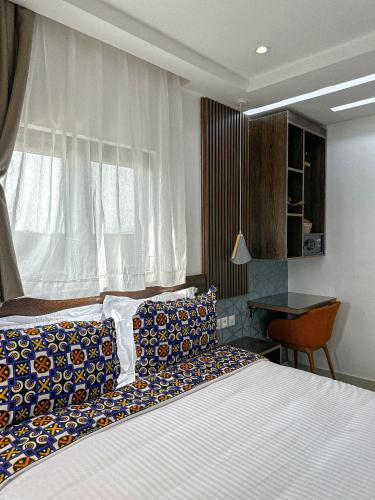 a bedroom with a bed and a window at Klik Klak Appart Hotel in Cotonou