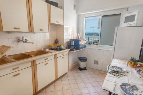une cuisine avec un évier et un réfrigérateur dans l'établissement Mar-y-Nan Family Apartment - Happy Rentals, à Menton