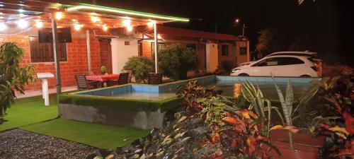 ein Haus mit Pool im Hof in der Nacht in der Unterkunft PLAYA DEL REY in Carrizal