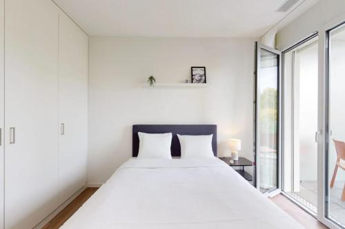 Postel nebo postele na pokoji v ubytování Lodges Hotel Morges