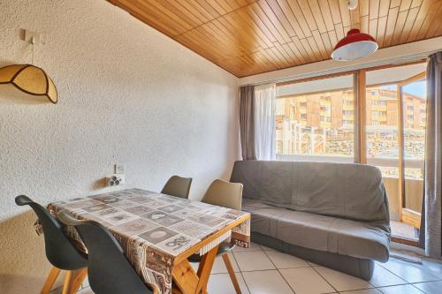 un salon avec une table et un canapé dans l'établissement Studio au pied des pistes, à Huez