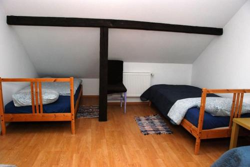 um quarto com 2 beliches num quarto em Ferienhaushälfte in den Masuren am Fluss nahe dem See em Stacze