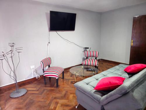 een woonkamer met een bank en een flatscreen-tv bij Punta Blanca in Salta