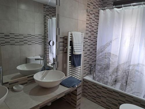 a bathroom with two sinks and a shower at Casa Gabritana in Sotillo de las Palomas