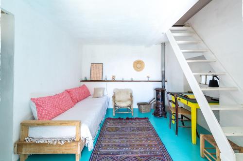フォルカルキエにあるLa maison de Fridaのリビングルーム(ベッド1台、階段付)