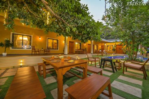 Taman di luar EKO STAY Gold- Casa Zul Villa