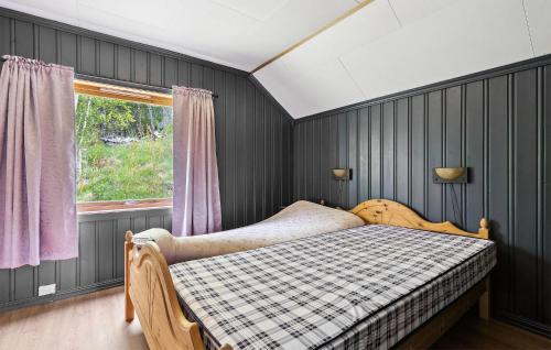 1 dormitorio con 1 cama con manta a cuadros en 5 Bedroom Cozy Home In ydegard, 