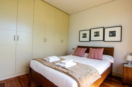 1 dormitorio con 1 cama con 2 toallas en RentalSevilla en Plaza de los Terceros, en Sevilla