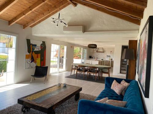 ein Wohnzimmer mit einem blauen Sofa und einem Tisch in der Unterkunft Charming Spanish Finca in beautiful nature in Málaga