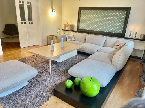 sala de estar con sofá y mesa en Landhaus am Wald mit Garten, en Aurich
