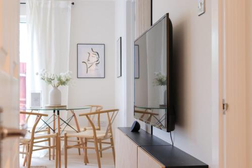 a living room with a television and a table at Hidden Oxford Haven with Free Parking in Oxford