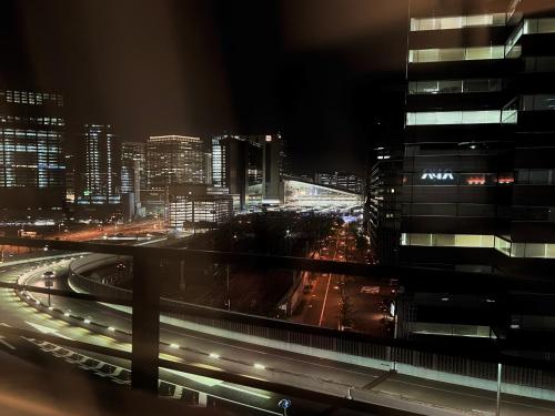 大阪市にあるアパホテル〈大阪梅田〉の建物や交通の夜景