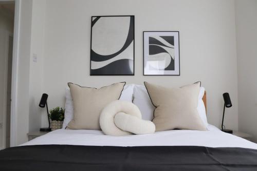 Un dormitorio con una cama con dos cisnes. en Hidden Oxford Haven with Free Parking en Oxford