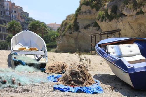 a boat sitting on a beach next to at Testobjekt - Test - Do NoT Book - Nirgendwo Test atr Nr2 Kopie 2 in Frankfurt