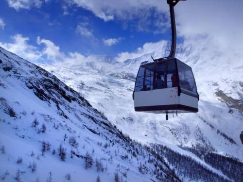 a ski lift flying over a snow covered mountain at Testobjekt - Test - Do NoT Book - Nirgendwo Test atr Nr2 Kopie 2 in Frankfurt
