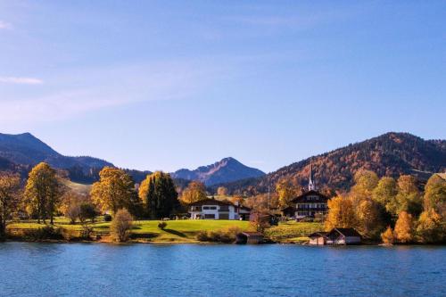 a house on the shore of a lake with mountains in the background at Testobjekt - Test - Do NoT Book - Nirgendwo Test atr Nr2 Kopie 2 in Frankfurt