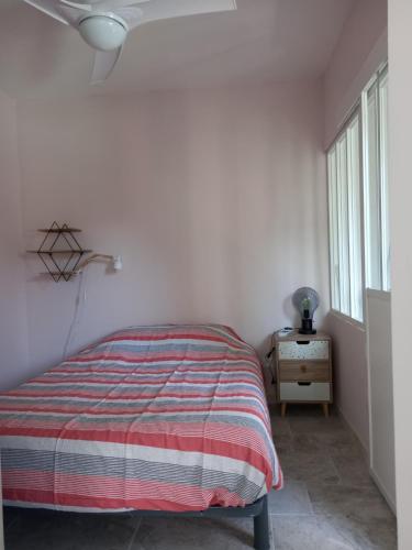 une chambre blanche avec un lit et une fenêtre dans l'établissement Pause nature au Teich avec piscine, au Teich