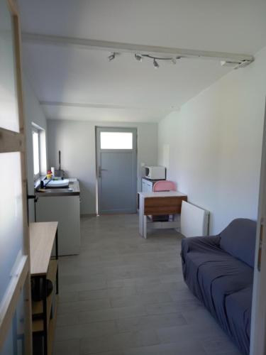 un salon avec un canapé et une table dans l'établissement Pause nature au Teich avec piscine, au Teich