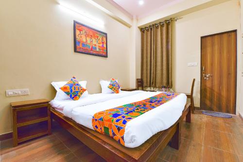1 dormitorio con 1 cama grande en una habitación en GMI Hotel and Benquet Jaipur, en Jaipur