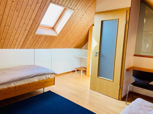Postel nebo postele na pokoji v ubytování Austernfischer Prerow - Schönes Ferienhaus in Toplage mit großem Garten für Familie und Freunde