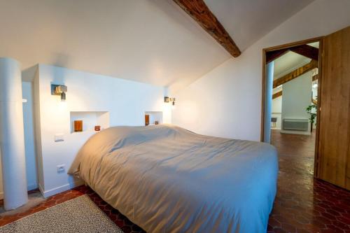 um quarto com uma cama grande num quarto em Authentique studio hypercentre - clim - wifi em Nîmes
