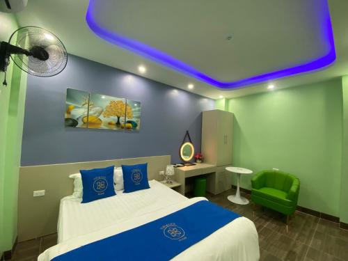 Habitación de hotel con cama y techo azul en Khách Sạn Thắng Lợi 2 Bắc Giang, en Làng Thành