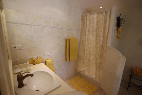 Et badeværelse på LE MAS DES TARENTES Chambres d'hôtes