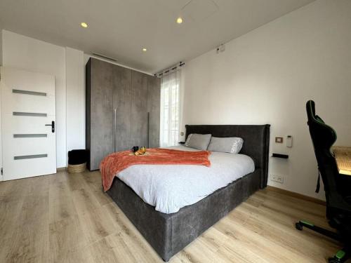 - une chambre avec un grand lit et une couverture orange dans l'établissement 1 Ch. Luxe Apt｜Cœur de Juan-les-Pins｜Plage à 50m, à Juan-les-Pins