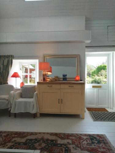 sala de estar con espejo grande y sofá en Clooncerna Cottage, en Gort