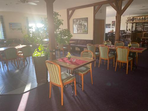 ティンメンドルフにあるReitanlage Plathのダイニングルーム(木製のテーブル、椅子、テーブル、椅子付)
