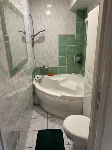 Un baño con bañera, inodoro y lavabo. en Apartament Szczecinek, en Szczecinek