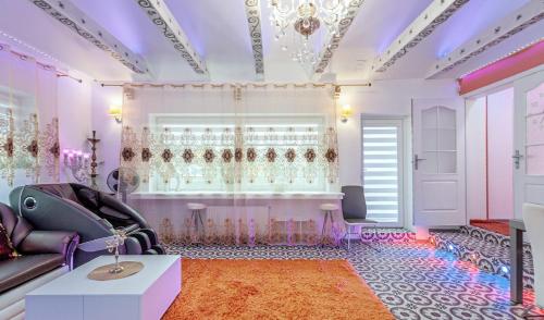 un soggiorno con un divano e una finestra di President Apartments villa SPA a Vilnius