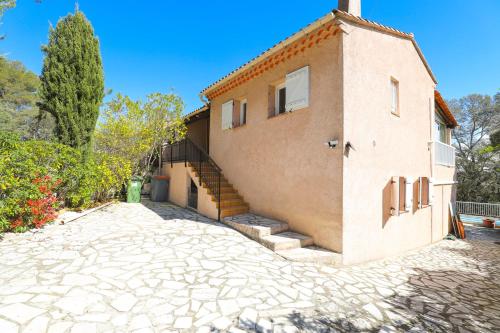 une maison avec une allée en pierre en face de celle-ci dans l'établissement Villa 7 guests at 10 min from the beach - Fréjus, à Fréjus