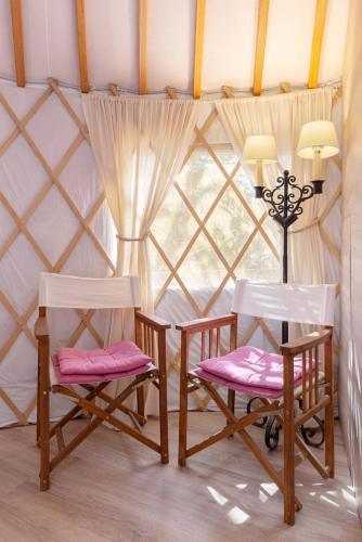 Зона вітальні в L.stile Glamping