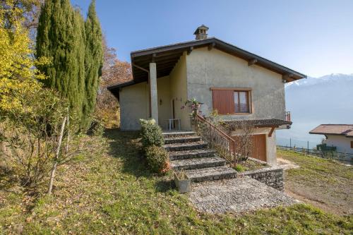 une petite maison sur le flanc d'une colline dans l'établissement Balcone Panoramico sul Garda, à Tremosine