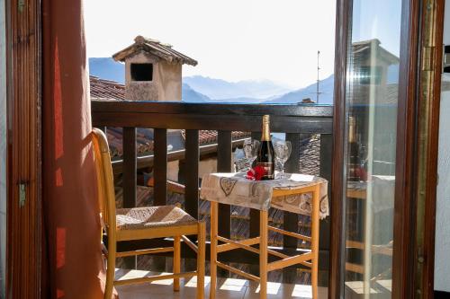 una mesa y sillas en un balcón con vistas en CaLuisel en Tenno