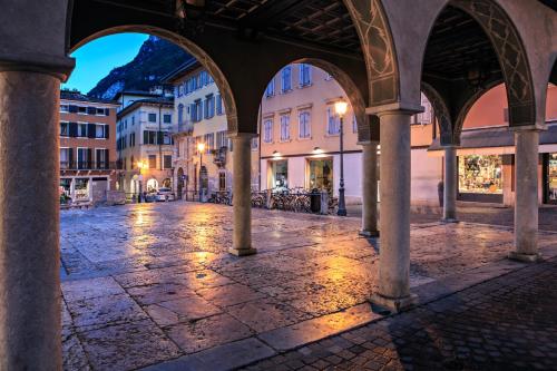 an empty street in a city at night at Nido sui Tetti di Riva del Garda - Happy Rentals in Riva del Garda