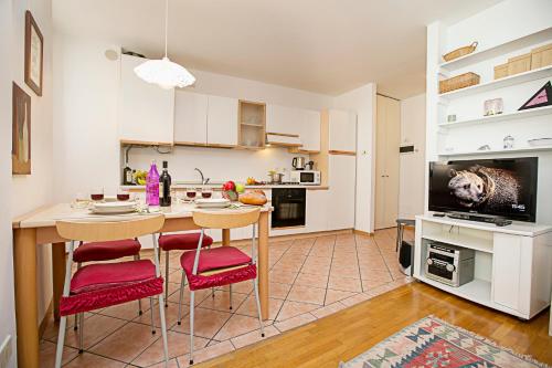 Kuchyňa alebo kuchynka v ubytovaní Appartamento Centro Storico Riva 2 - Happy Rentals
