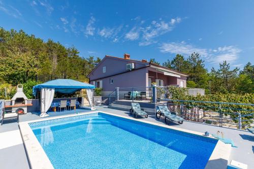 una piscina frente a una casa en Pool Villa Maro In Nature, en Cerovlje
