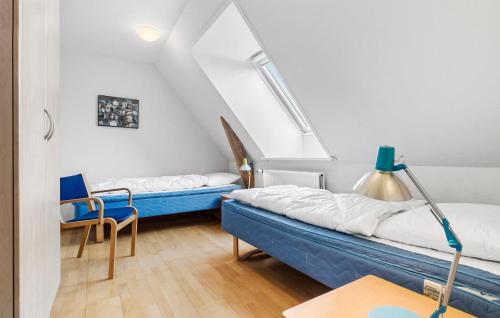 una camera con due letti e un tavolo con sedie di 7 Bedroom Nice Home In Rnde a Rønde