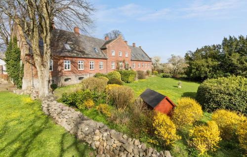 Zahrada ubytování Pet Friendly Home In Rønde With Kitchen