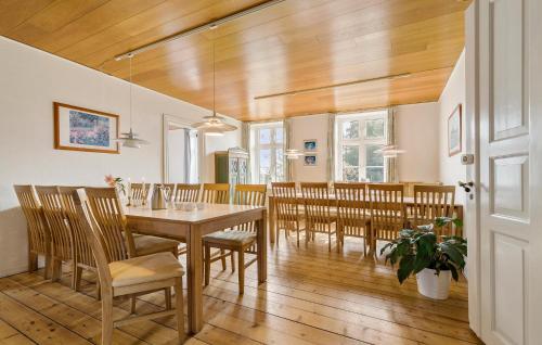 Fotografie z fotogalerie ubytování Pet Friendly Home In Rønde With Kitchen v destinaci Rønde