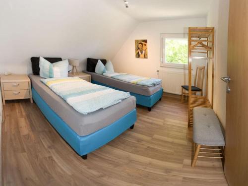 1 Schlafzimmer mit 2 Betten und einer Leiter in der Unterkunft Sun Garden Modern retreat in Allersberg