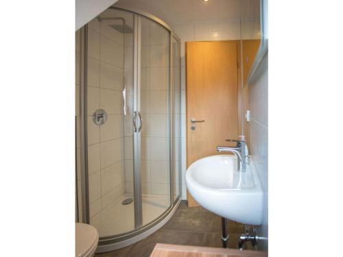 een badkamer met een wastafel en een douche bij Sun Garden Modern retreat in Allersberg
